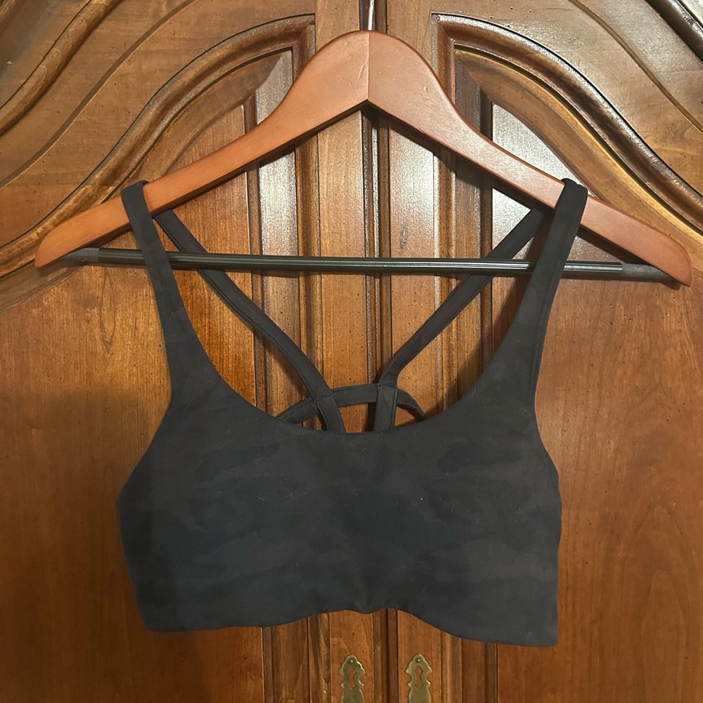 Vuori sports bra- size small. Camo black